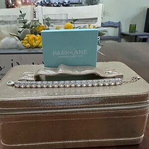 Park Lane Silver Clear Impression Bracelet

BUNDLE AND SAVE😊